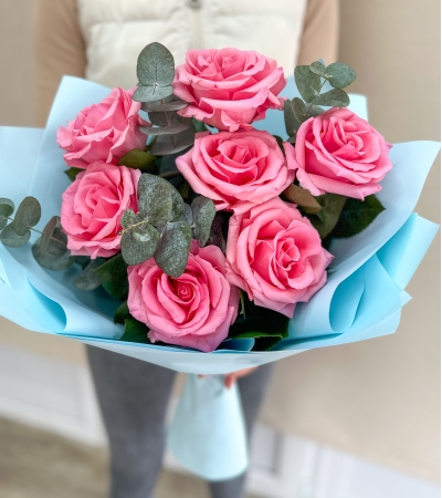 7 шикарных розовых роз Opala с эвкалиптом
